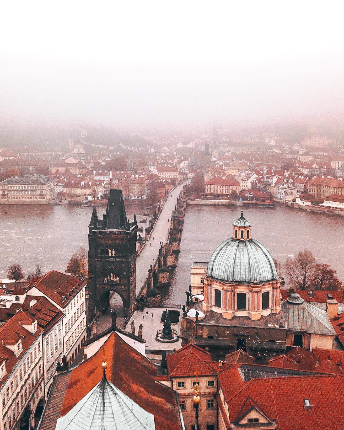 Second week under the white ish cloud 🌁🇨🇿🍁 #Prague #oldtown #misty #fog #thisisprague #charlesbtidge #nocastle #peekaboo #czech #czechroamers #praha #praga #mlha