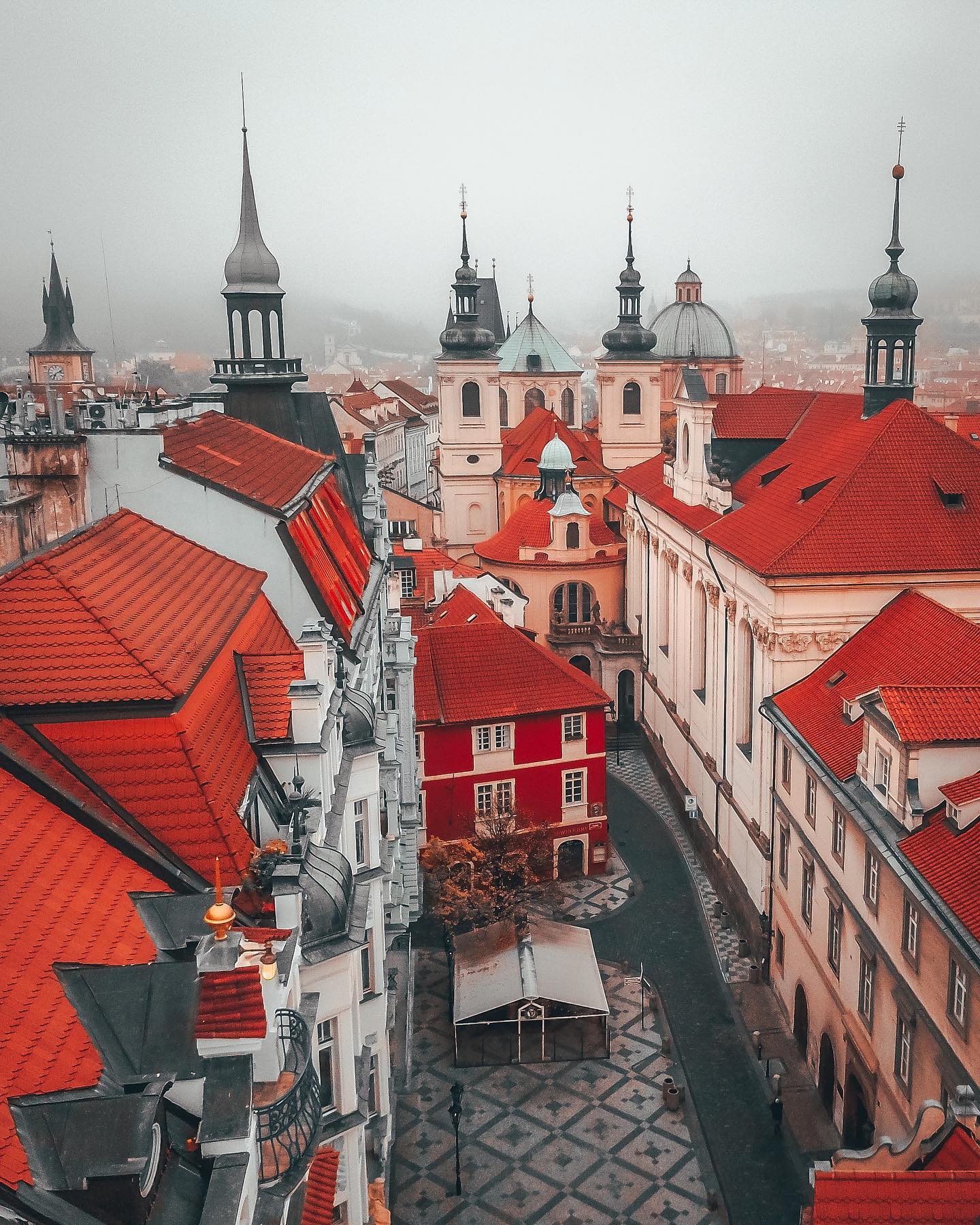 Misty morning 🌫🍁🇨🇿 #prague #thisPrague #czech #travel #redroofs #fromwhereidrone #mistymorning #chasingfog #djiczech #spires