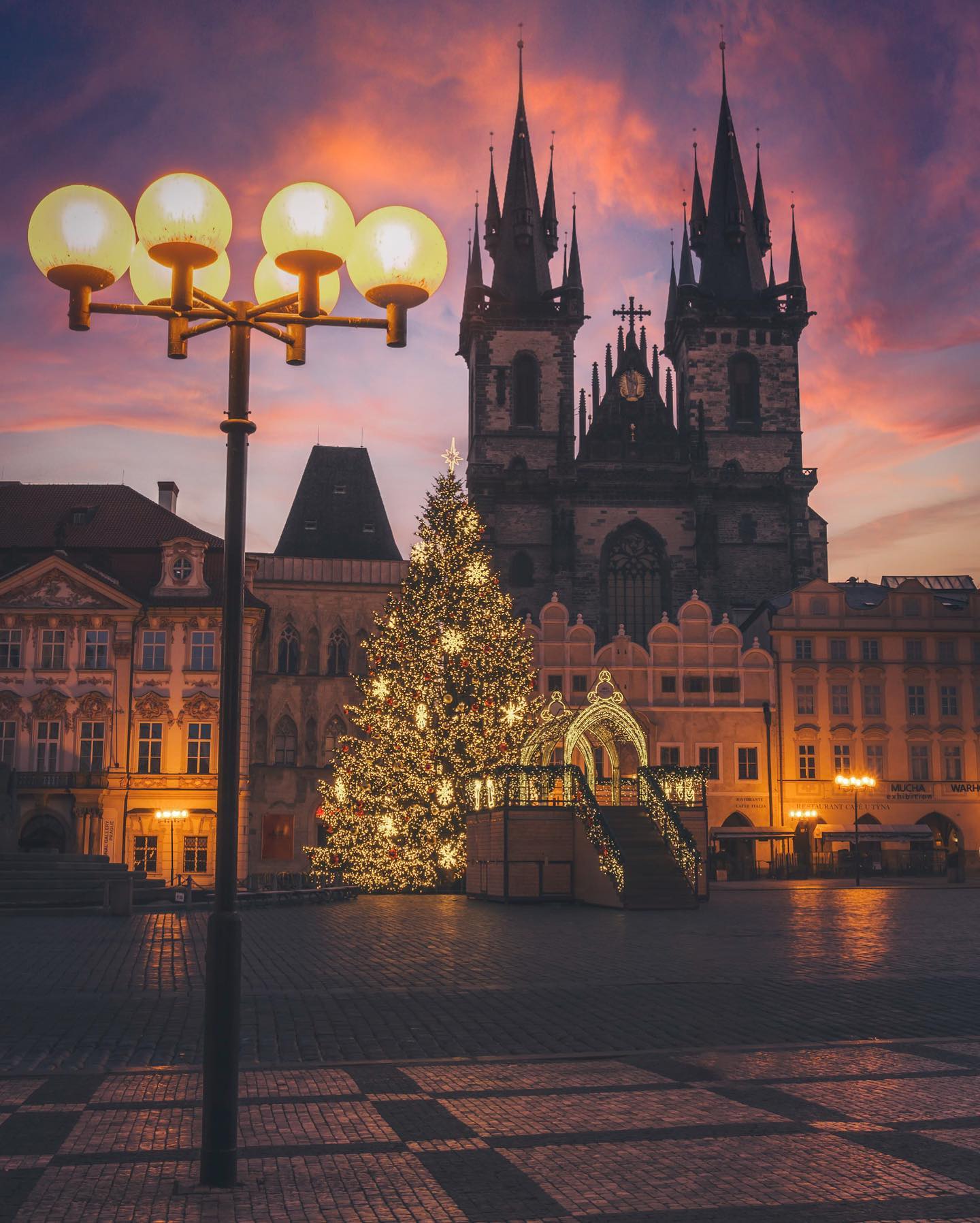 Merry Christmas folks🎄🎅🏼 #prague #festiveseason #christmastree #christmas
